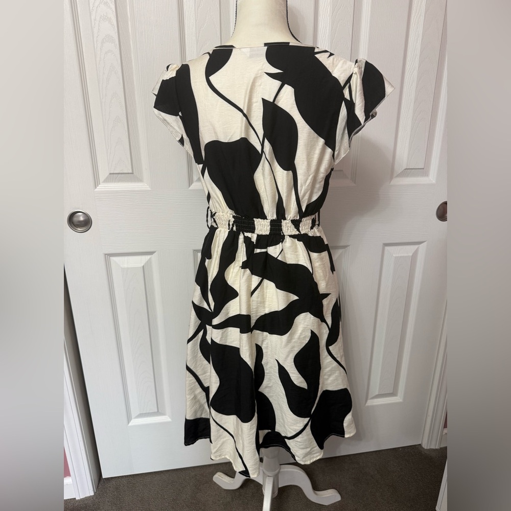Cupshe Black & White Floral Mini DressV Neck Flutter Sleeve Size M #2302 - Picture 4 of 12